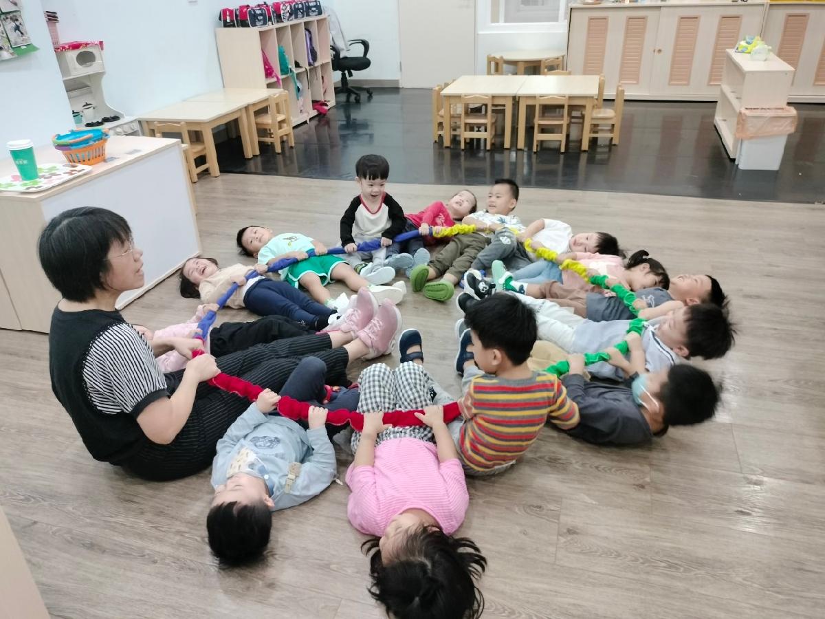 圍個大圈圈往後躺，大家一起蓋超大棉被休息一下吧~