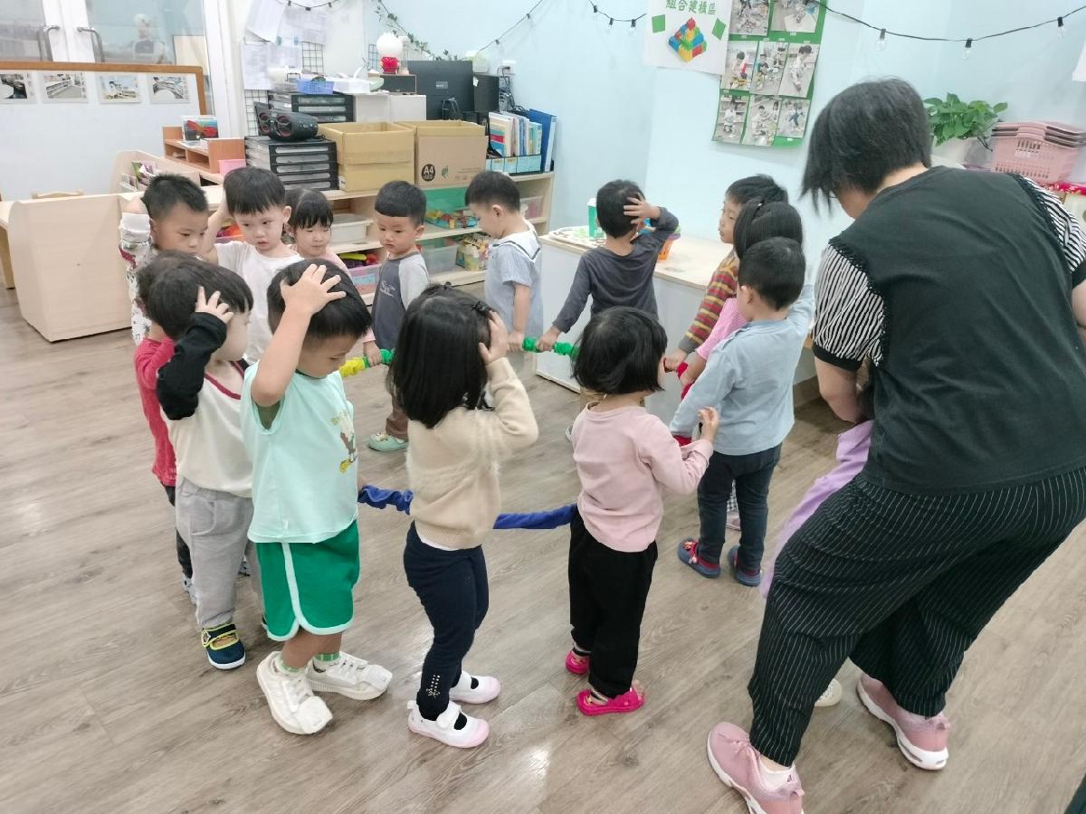 一手拉繩、一手放頭上，就像在跳佛朗明哥舞一樣呢!