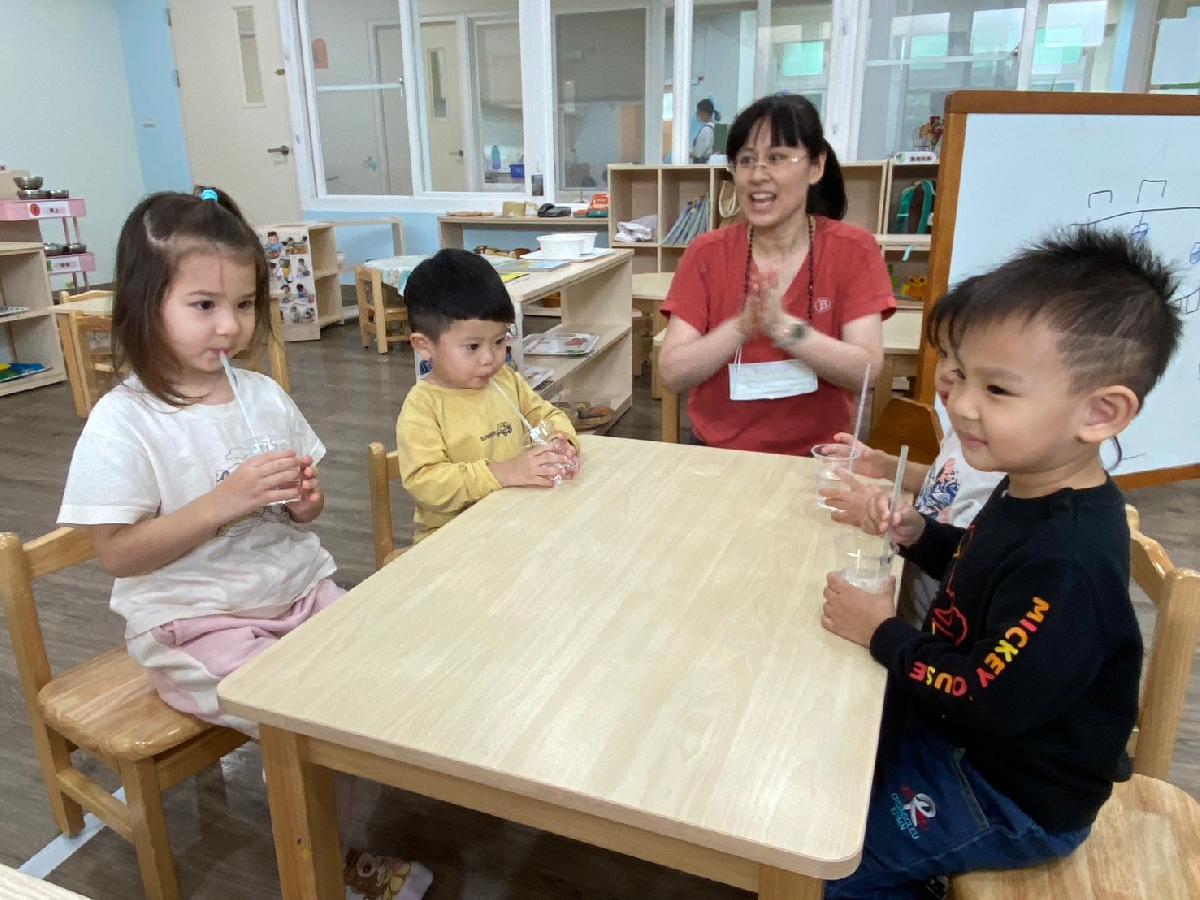 吸管大賽開始囉~我會多喝水，練習用吸管把水吸上去，照顧自己的身體!