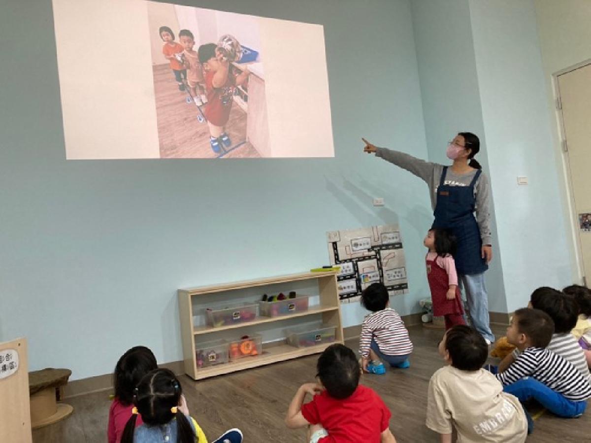 用照片回顧一日作息！我知道~這是排隊裝飯的午餐時間！
