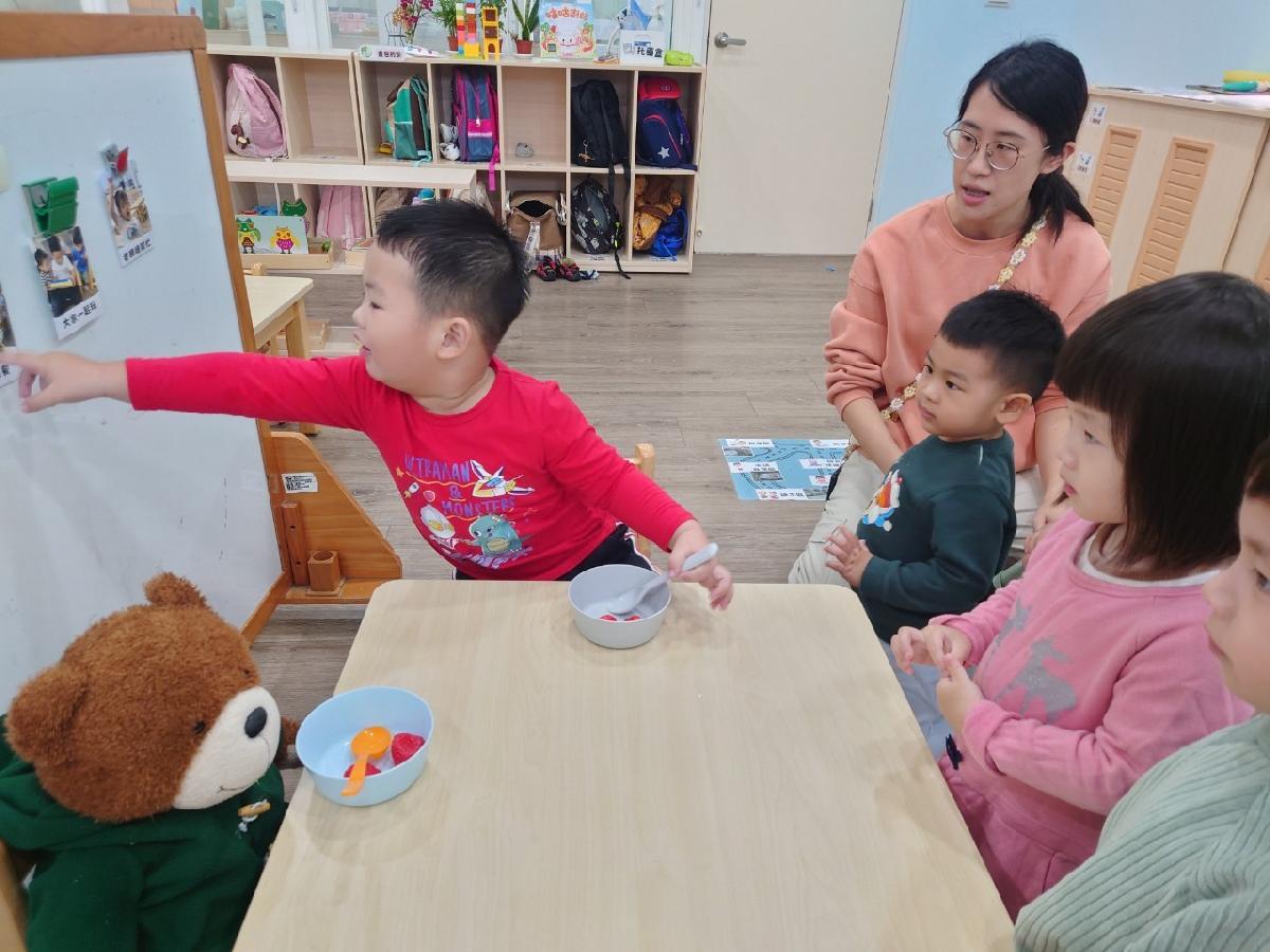 我會遵守安全，一起練習坐著用餐!用湯匙慢慢吃~