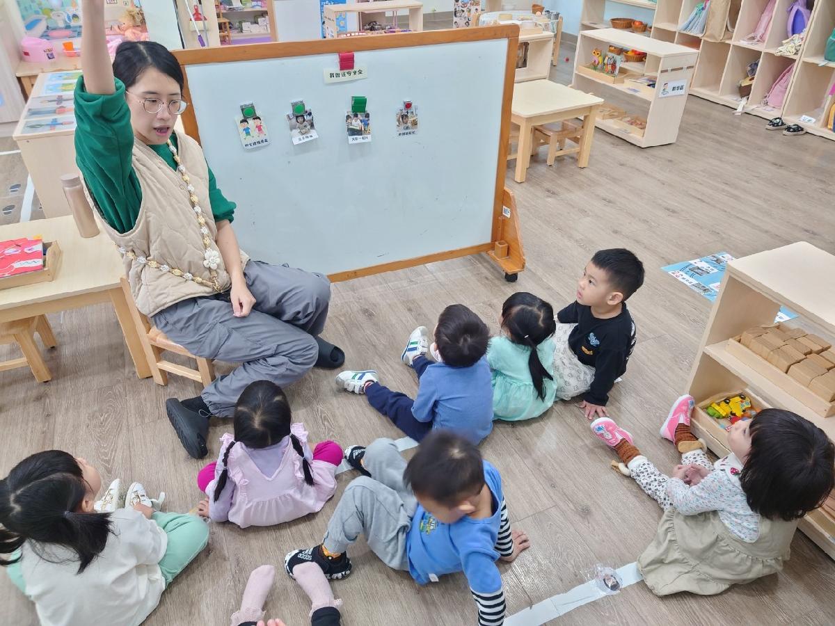 我會遵守安全~遇到問題，我會舉手請老師幫忙~