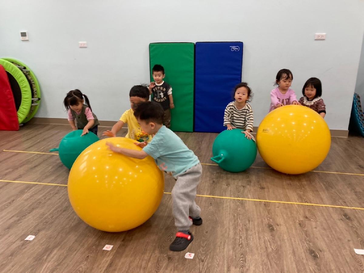 我們一起滾滾球~好開心！