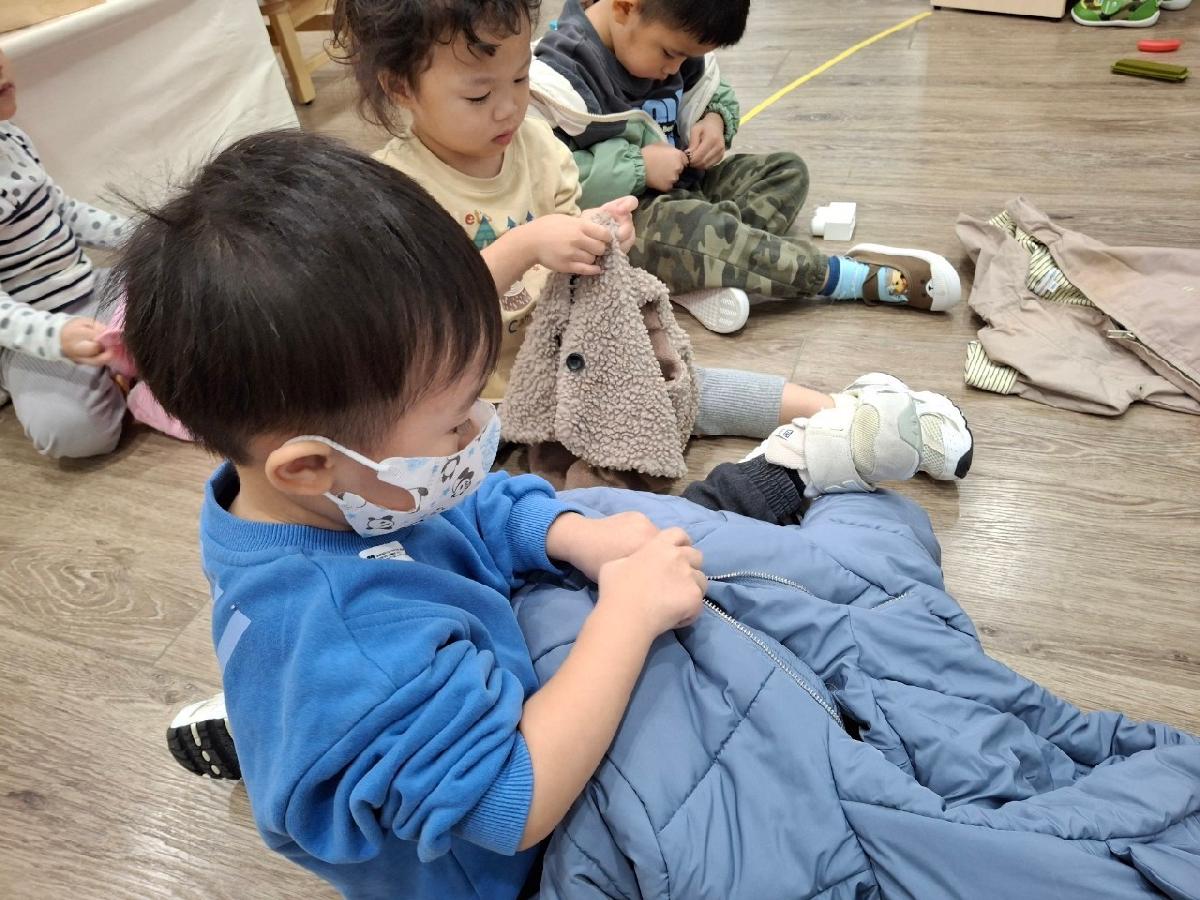 天冷了，練習自己穿脫外套，我能自己拉拉鍊~