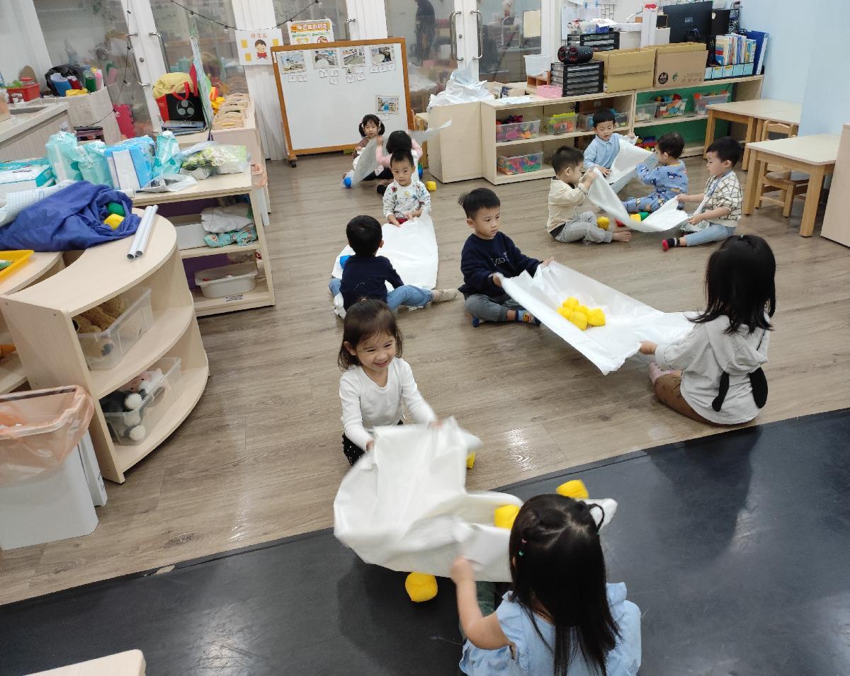 搖啊搖～和朋友搭起小吊床，載著球球朋友搖啊搖～