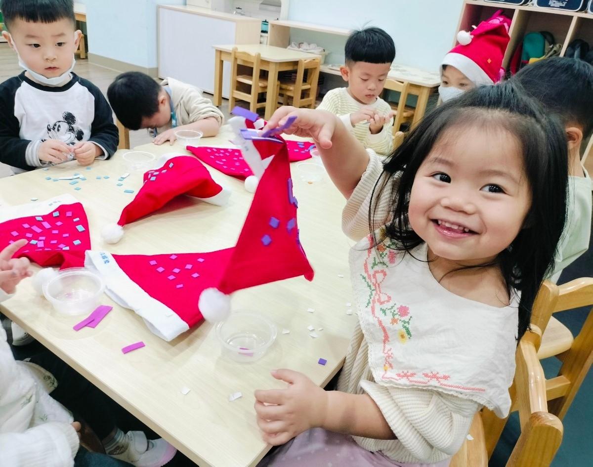 12月是叮叮噹叮叮噹的季節，寶貝們用馬賽克拼貼製作自己的聖誕帽