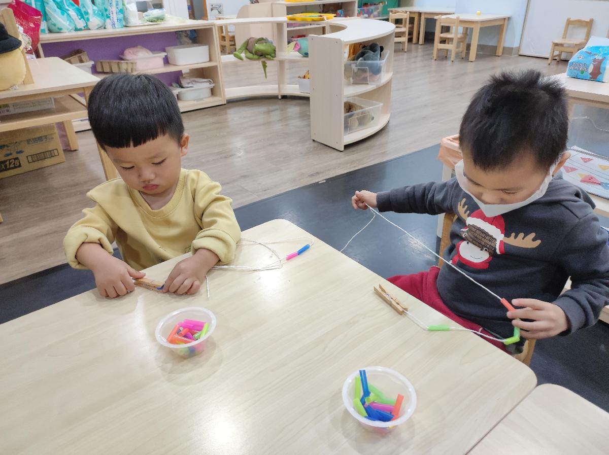 寶貝們用吸管來串項鍊，每個人都有不同的排列順序與設計，這條獨一無二的項鍊，寶貝們想要送給誰呢～