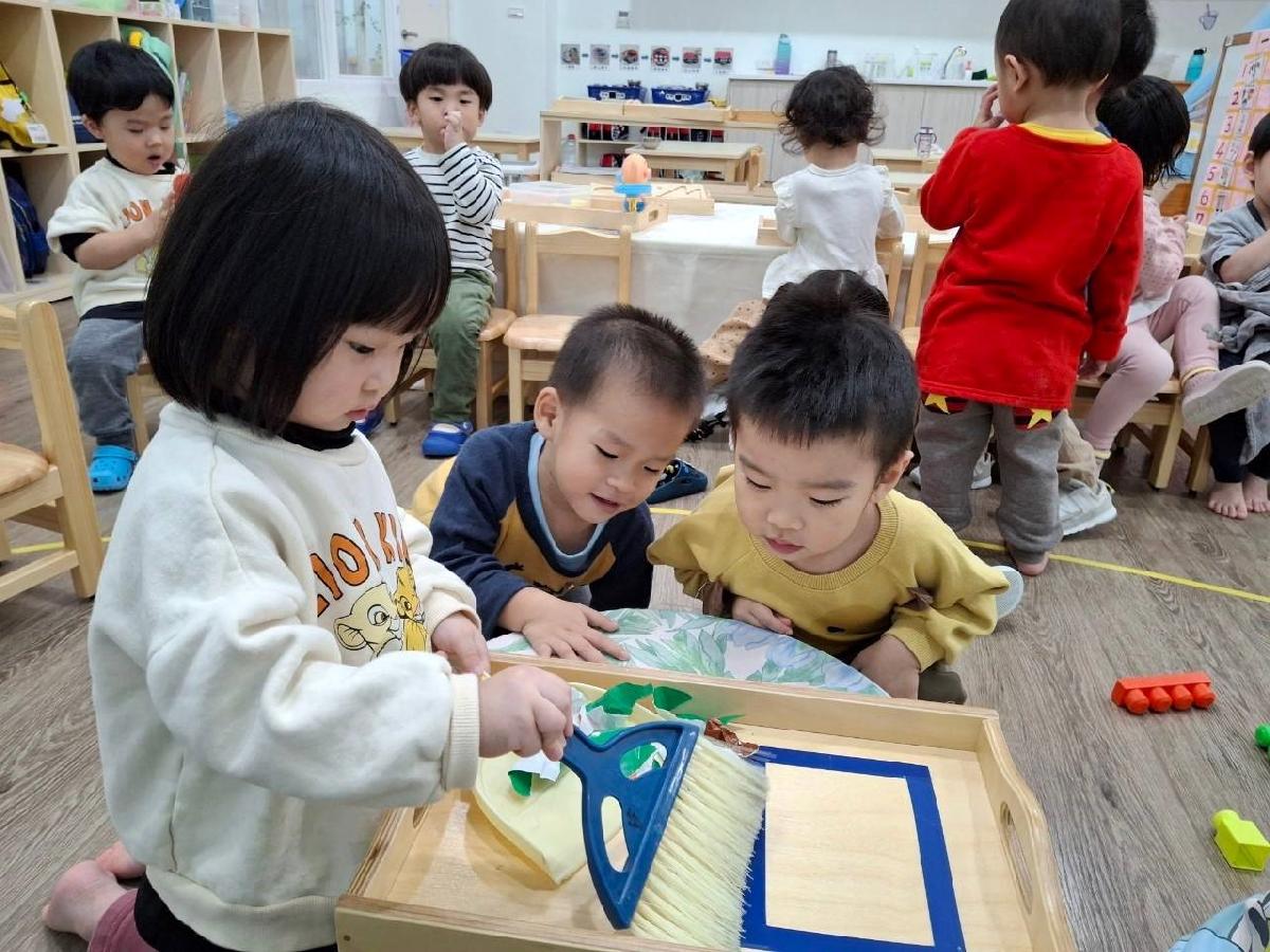 生活自理大挑戰！練習用小掃把掃地也難不倒我們~