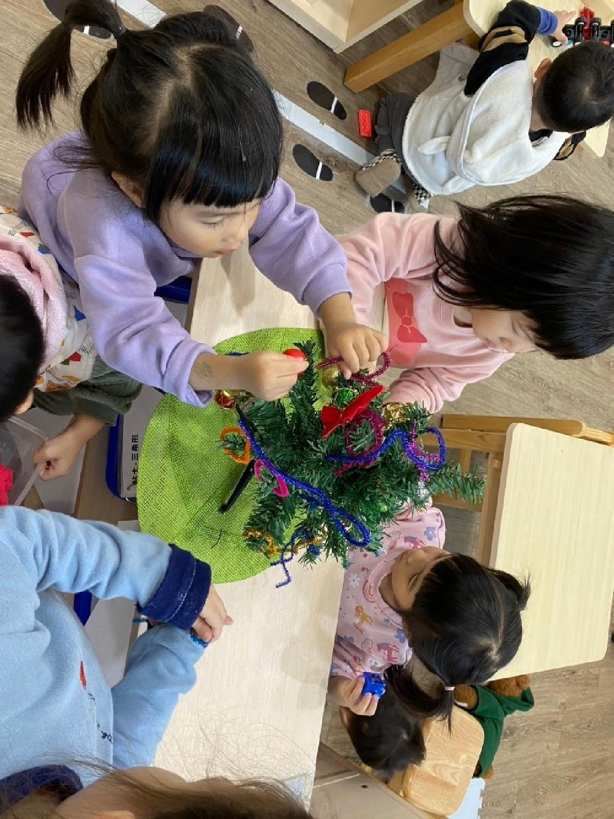 美勞區~玩索素材，一起來佈置聖誕樹!