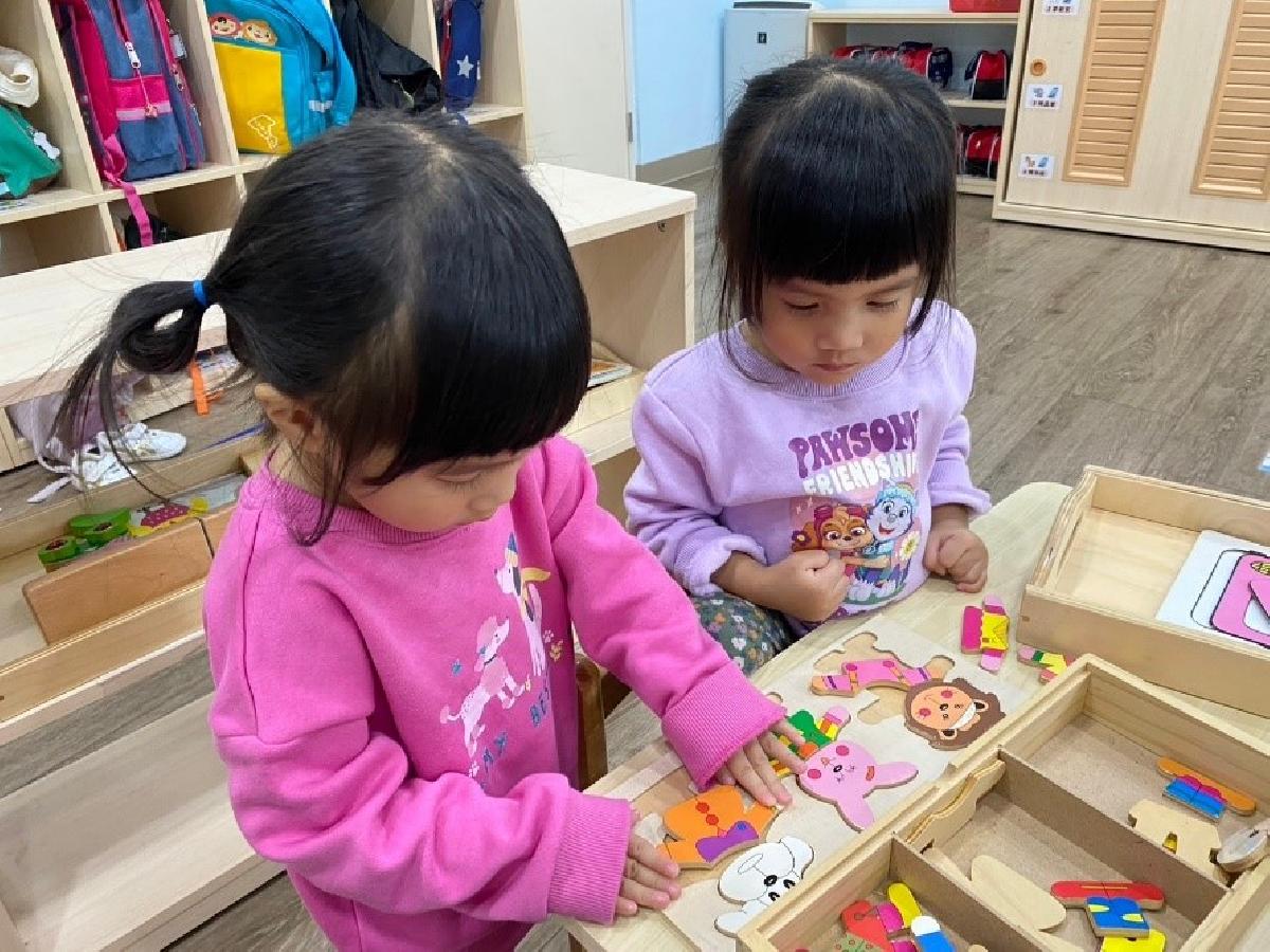 數學區~拼拼圖，幫動物換裝穿衣服~!