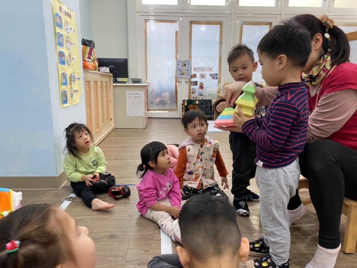 展示不同的組合方式，讓大家觀察看看。