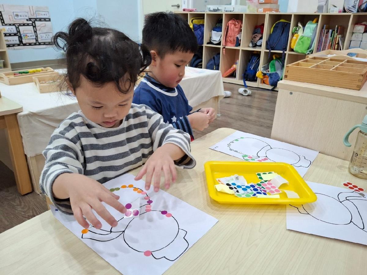 美勞區~圓點貼紙挑戰！聖誕樹還有雪人都變得美美的~