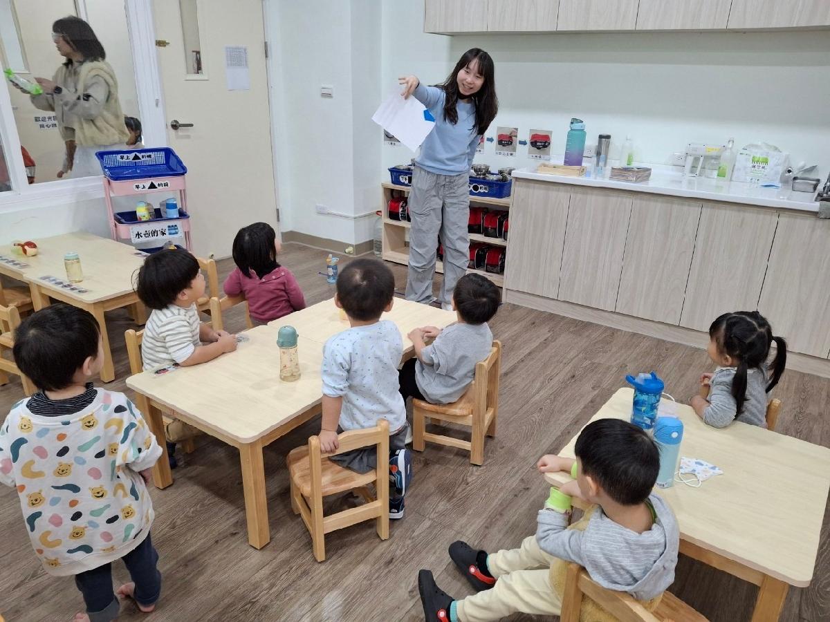 美勞區~色紙撕貼挑戰！你看~色紙用膠水黏在圖畫紙上不會掉下來耶！