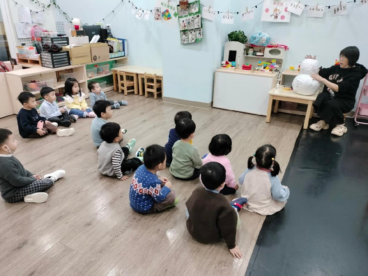 喜悅班的雪人寶寶誕生了，寶貝們一起幫忙想想看要怎麼裝飾雪人寶寶~