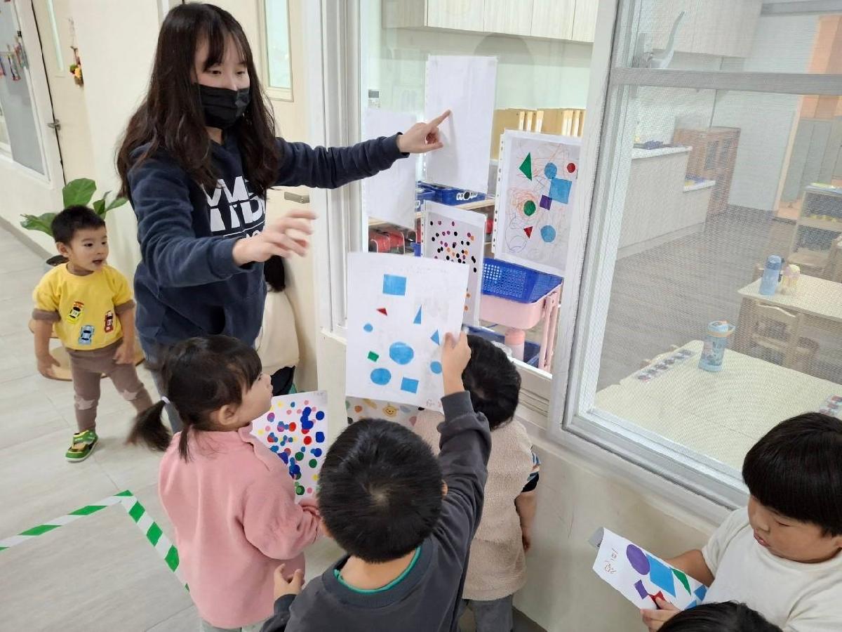 選一張自己最喜歡的作品～展示在教室外面給大家欣賞吧！