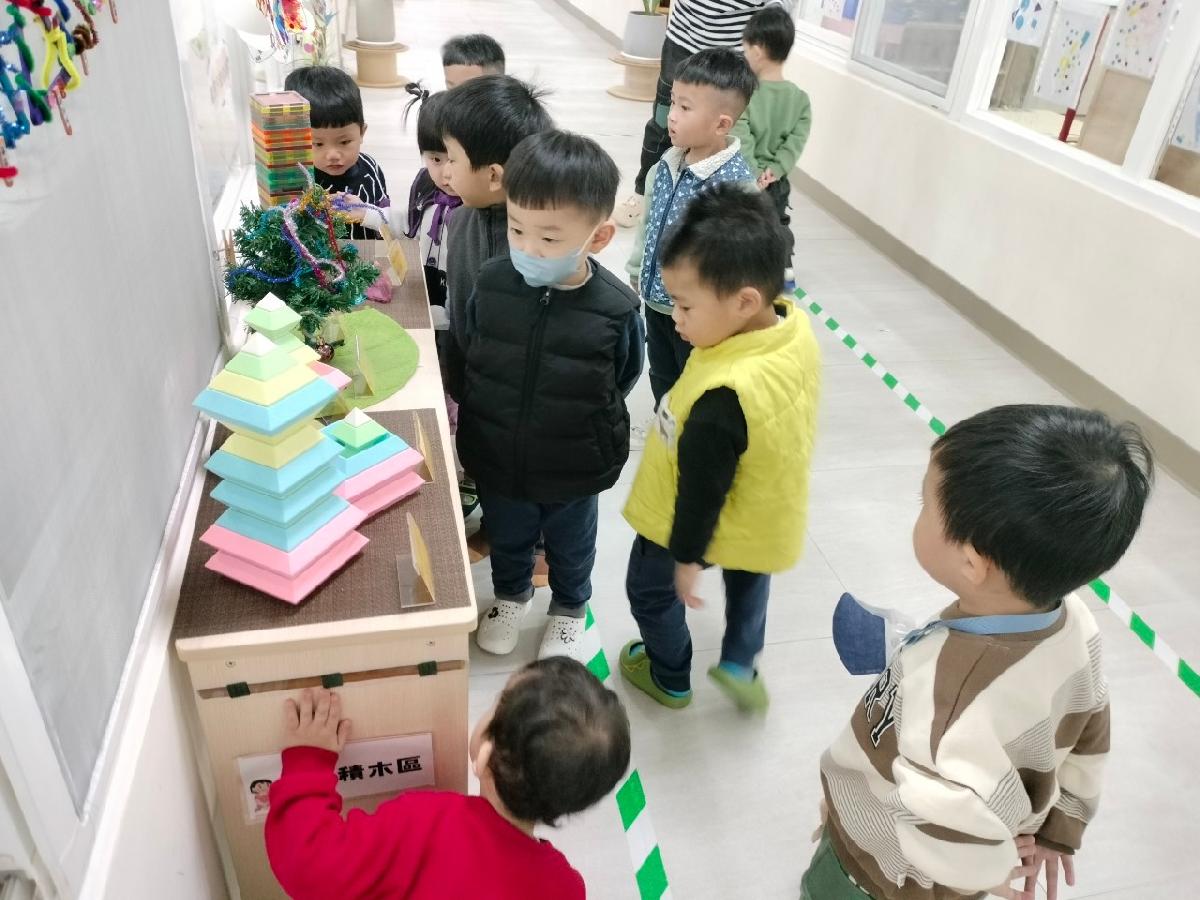 參觀作品展，用眼睛照相機來欣賞其他班小朋友的作品~