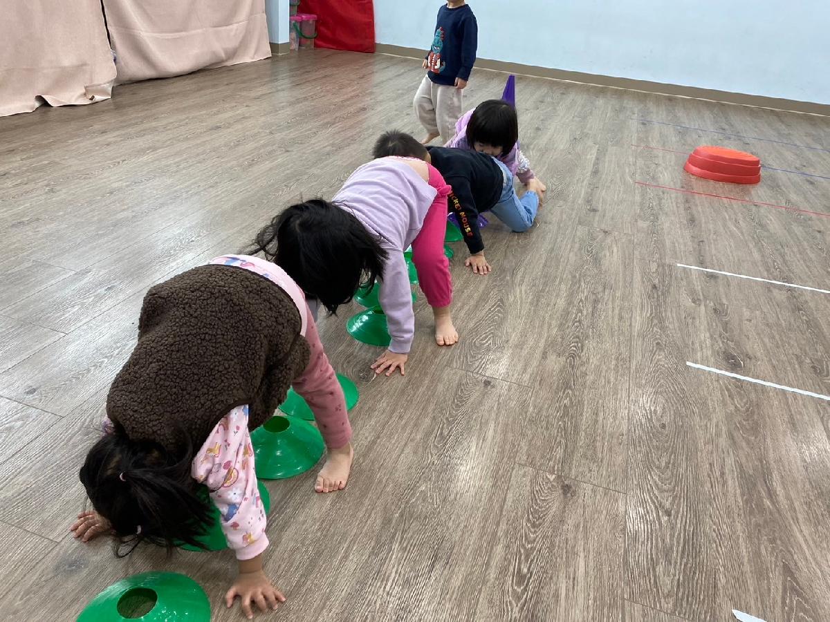 大家學大熊爬越來越厲害囉~