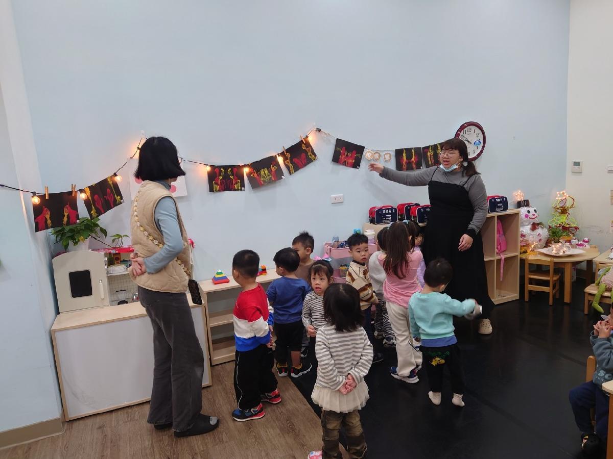 幼幼班作品欣賞，參觀別班的作品~