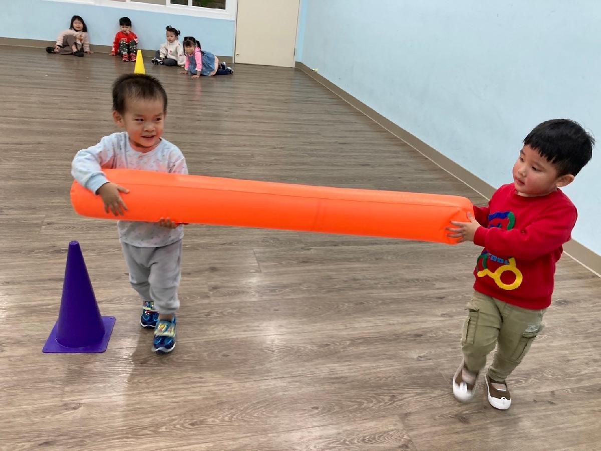 大肌肉活動時間~我們會一起合作玩空氣棒喔~