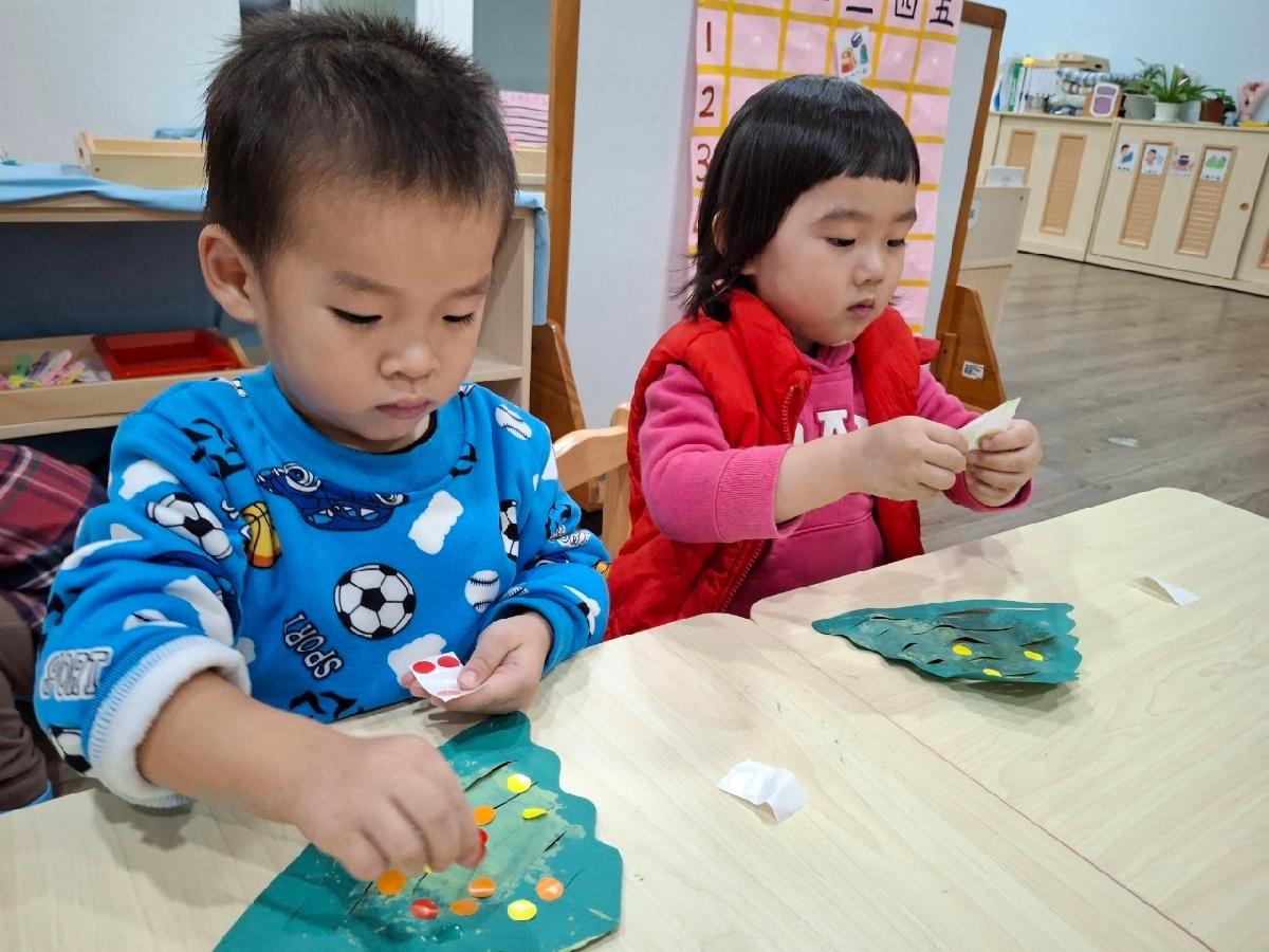 裝飾聖誕樹~我來幫聖誕樹上畫上葉子和貼上繽紛的彩球吧！