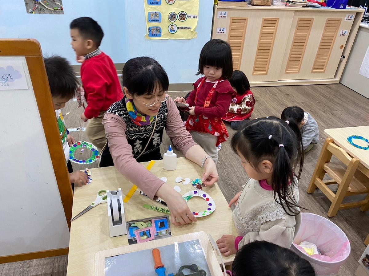 製作聖誕花圈，送給親愛的家長，上面有我們想說的話唷~
