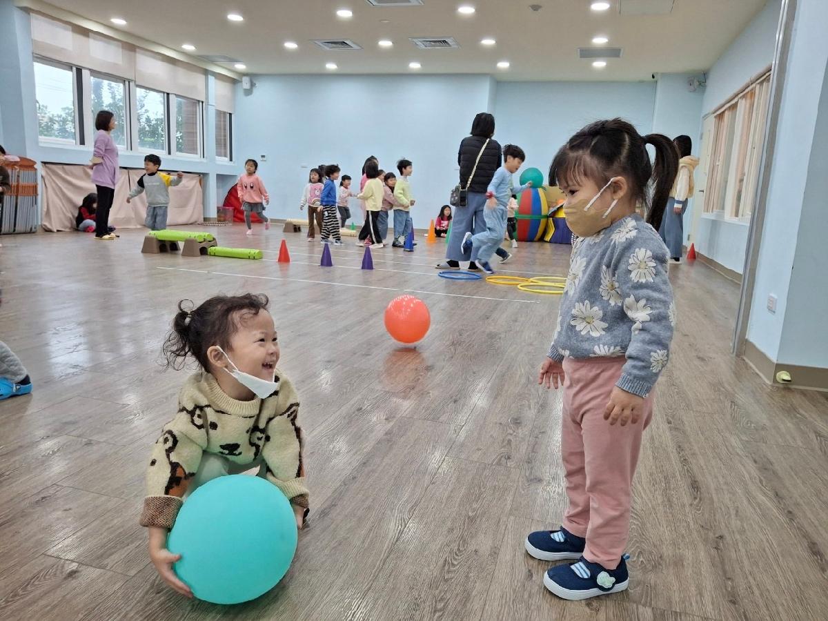 氣球好好玩~我會跟好朋友一起拍氣球喔！