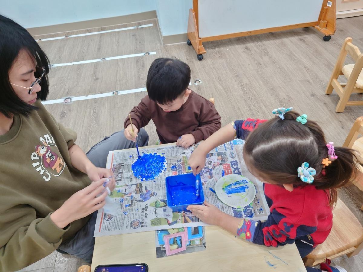 為新年蛇進行彩繪~