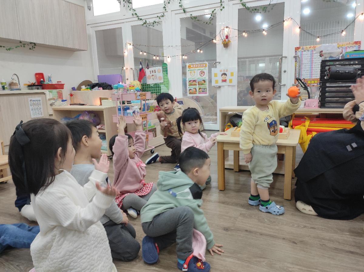 ＂吃橘子-大吉大利！＂寶貝們學習說吉祥話，教室裡充滿了過年的氣氛
