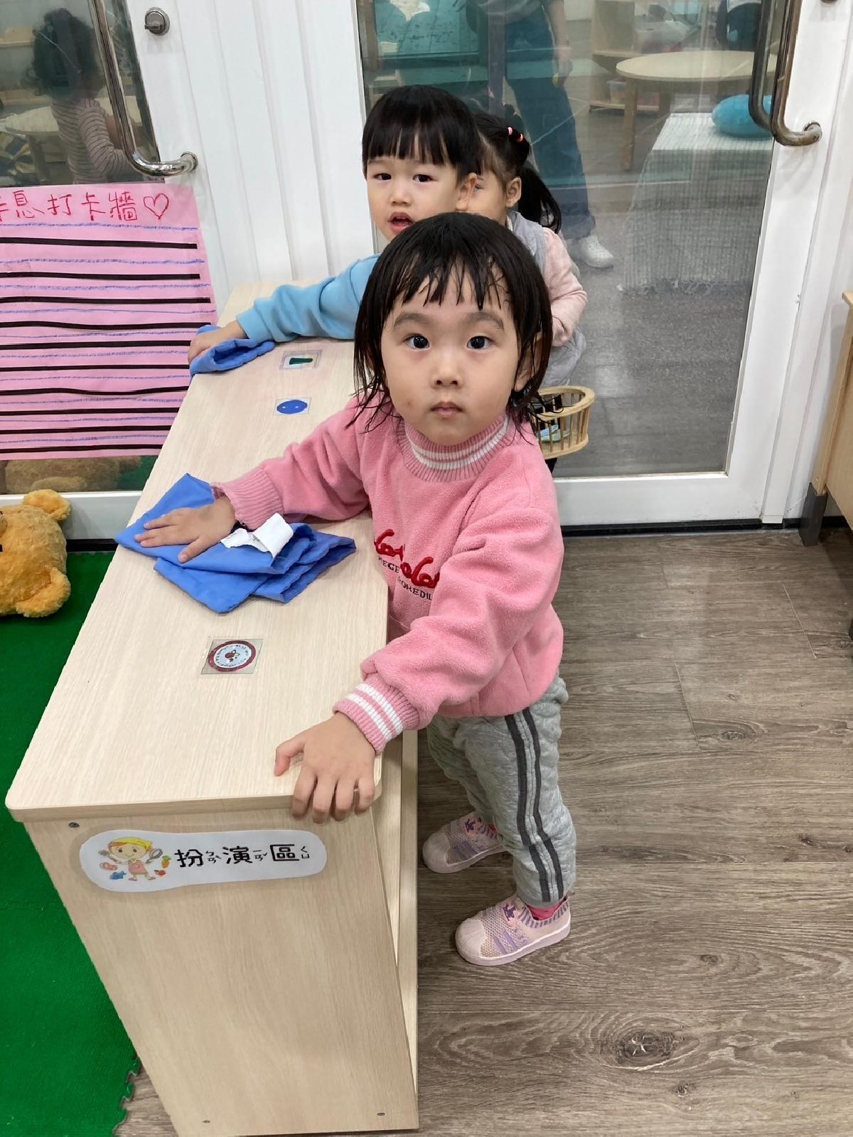 扮演區的寶貝們在學習區時間模仿大掃除的行為！