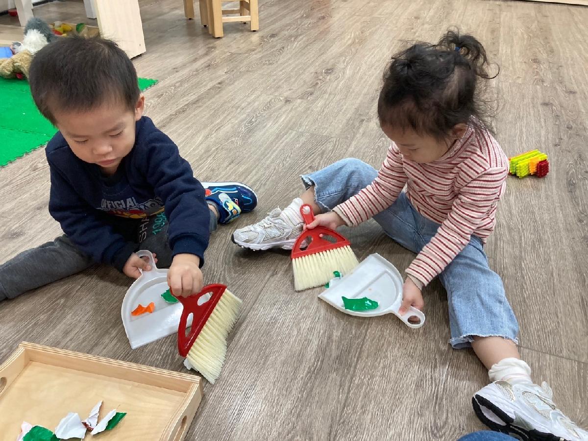 大掃除~~練習使用小掃把清潔地面！