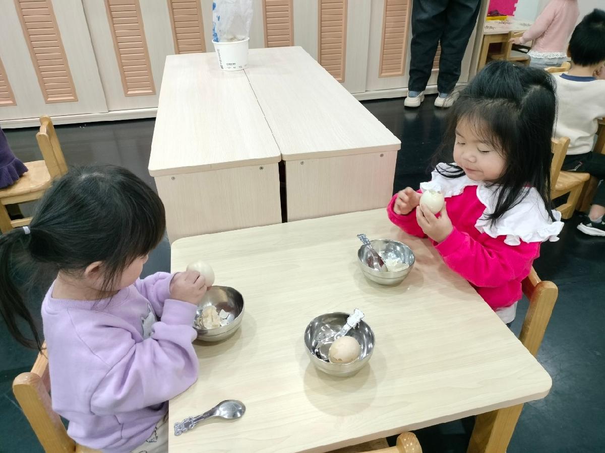 我們長大了!會自己剝蛋囉~