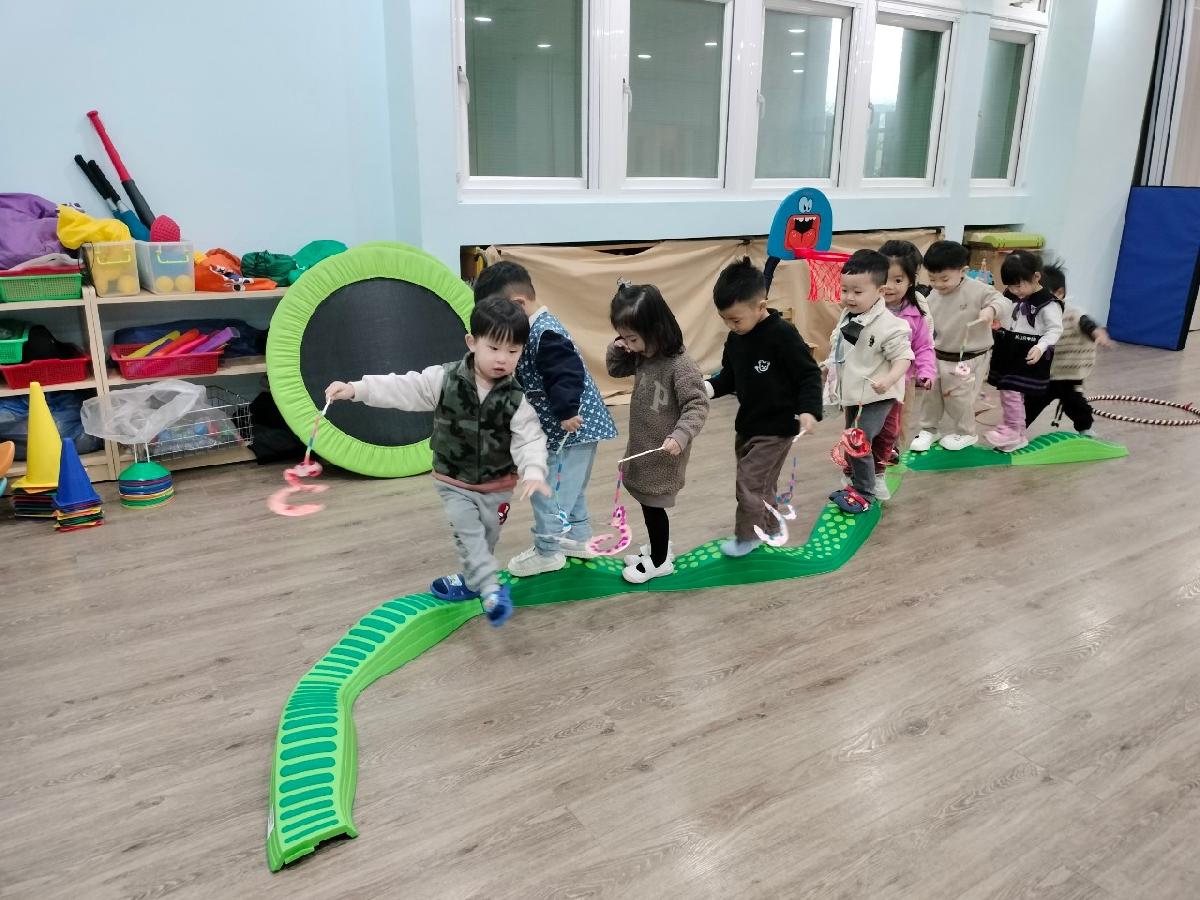 帶著小蛇走上像小蛇的小山丘