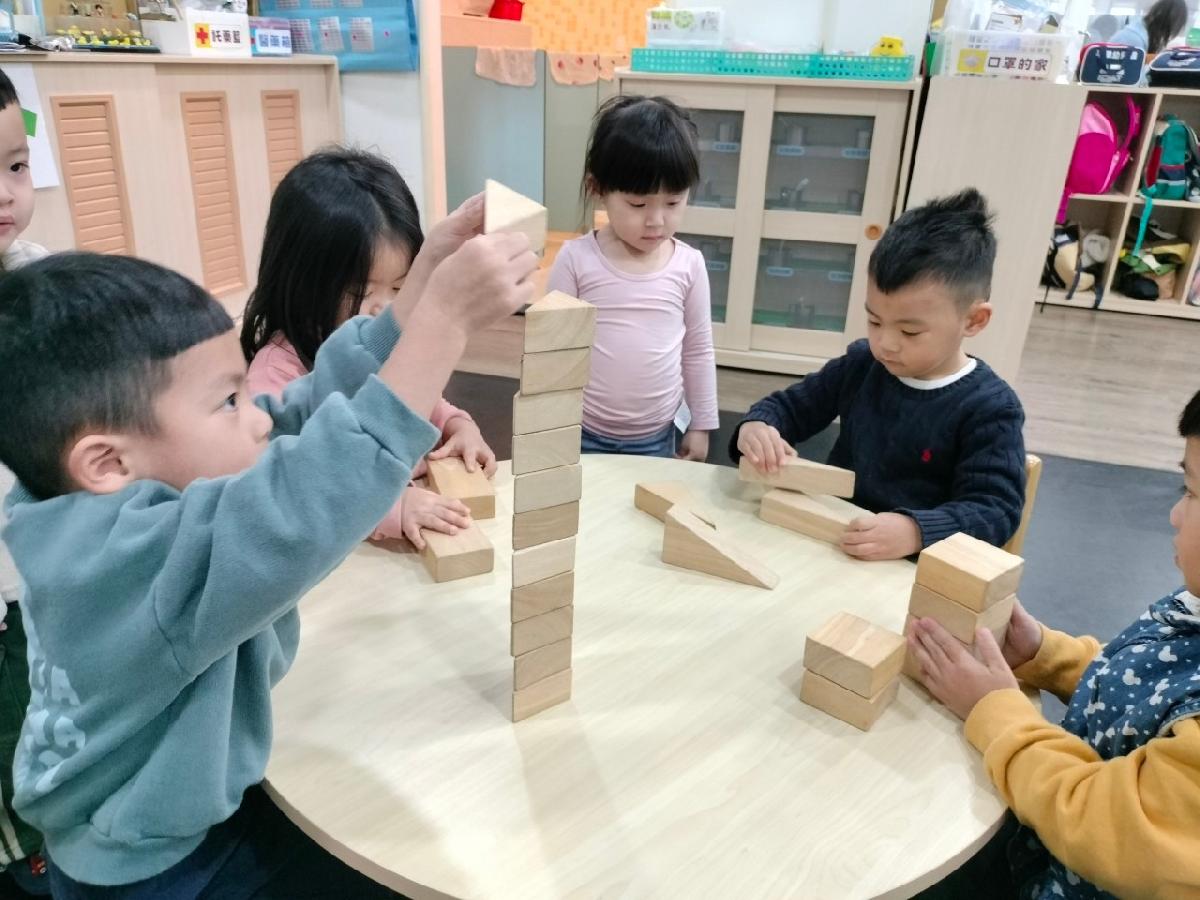 我是建築高手!誰疊得最高又最穩呢~